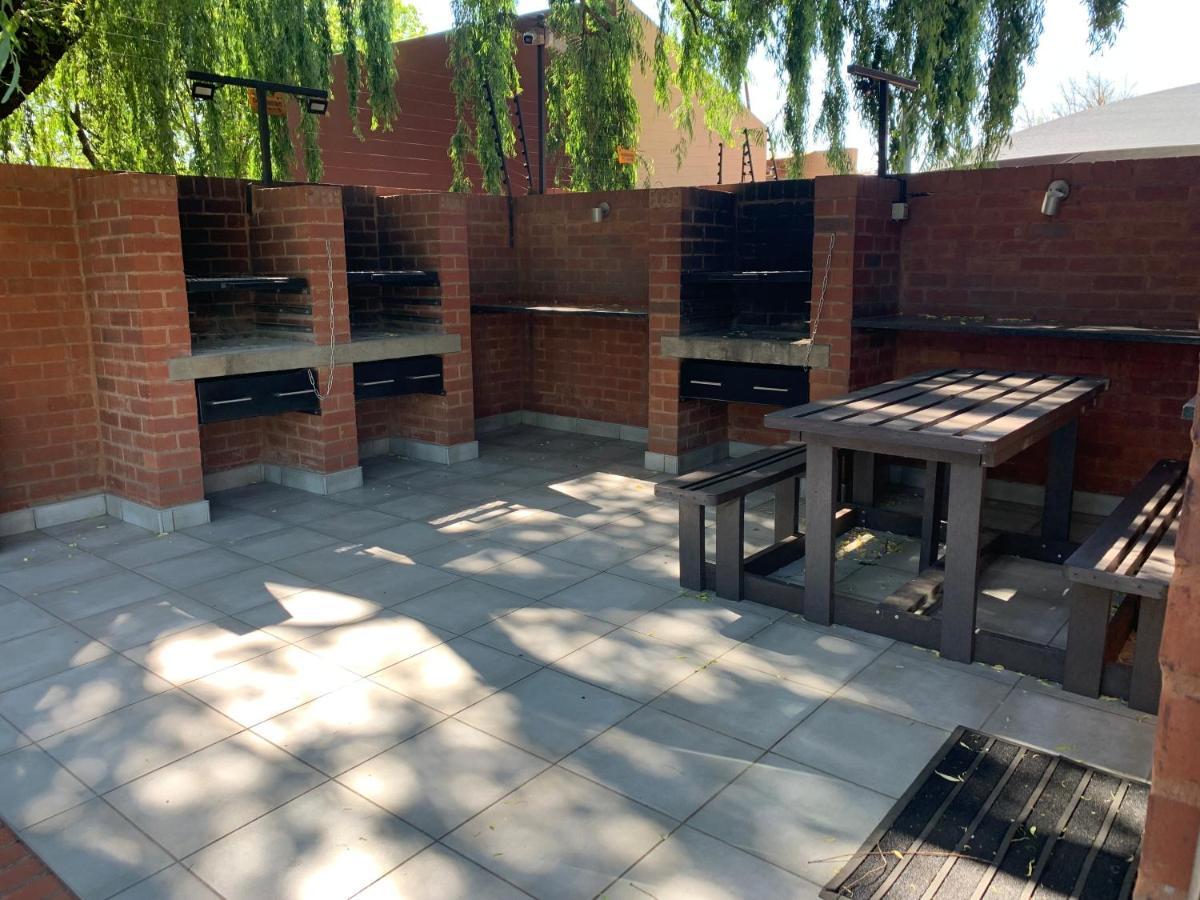Or Tambo Self Catering Apartments, The Willows Boksburg Exterior foto